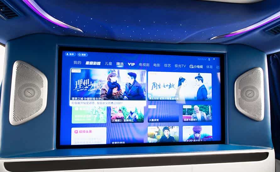 方法包括：获取与用户意图匹配的多个多媒体内容的多个推荐语向量