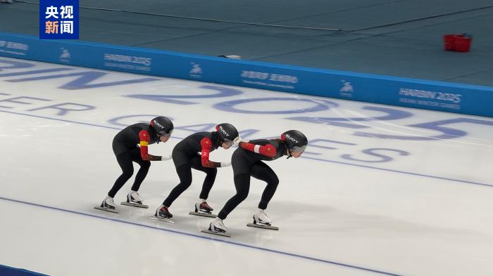 哈尔滨亚冬会速度滑冰女子团体追逐赛中国队摘