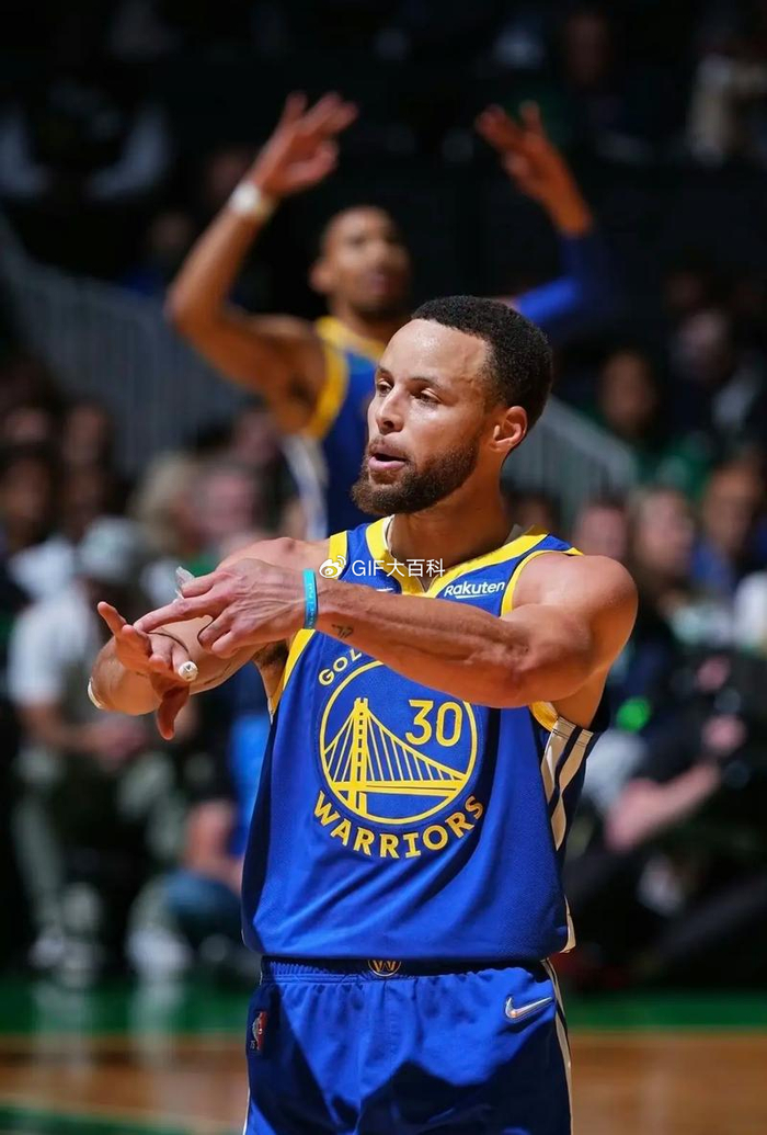 从伤病到传奇：库里如何用坚韧改写篮球历史