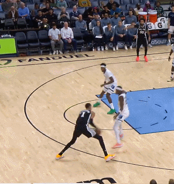 文班亚马隔人劈扣引爆社交媒体 数据支撑MVP争夺