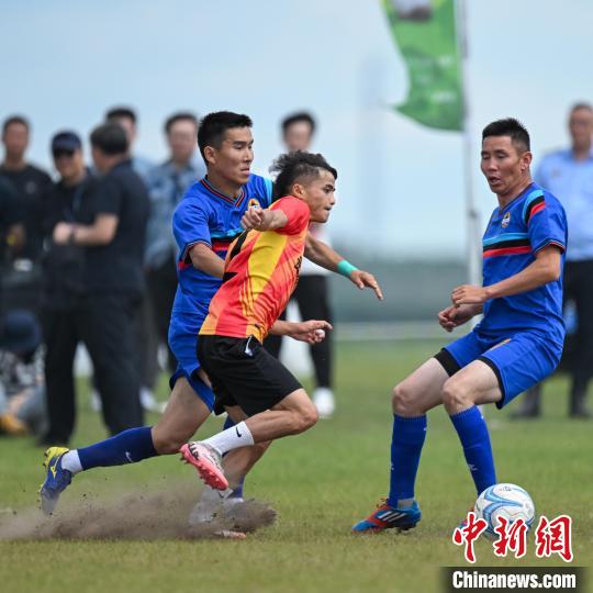 草原村超点燃跨省足球友谊赛