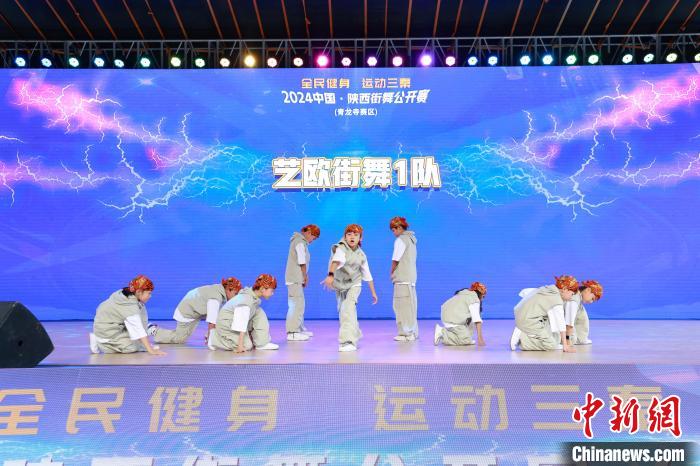 长安青龙寺赛区汇聚400余名青少年街舞选手 展示