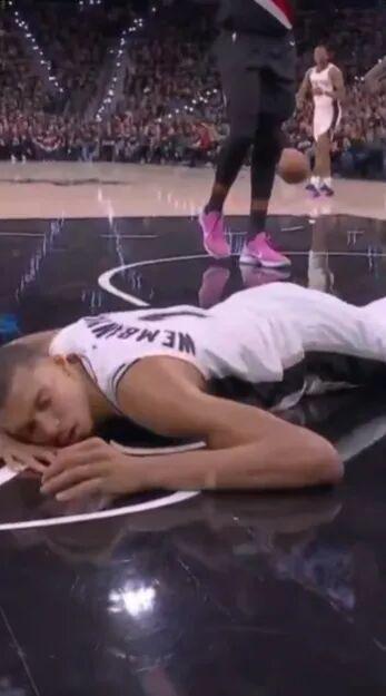 文班亚马脑震荡马刺季后赛陷入被动