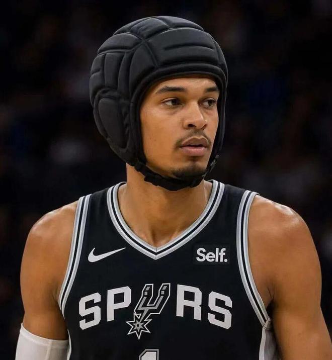 文班亚马脑震荡马刺季后赛陷入被动